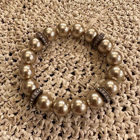 GIVENCHY Women’s 3-pc faux pearl necklace earrings and bracelet set rose beige - Picture 9 of 11